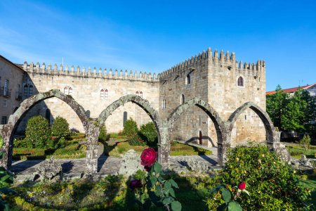 Téléchargez les photos : Beau jardin de Santa Barbara et palais archevêque de Braga dans le centre de la ville de Braga, Portugal - en image libre de droit