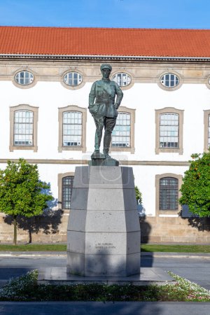 Foto de Estatua de Gomes da Costa, un ex presidente de Portugal en 1920 con la sala de la gente en el fondo en el amanecer - Imagen libre de derechos