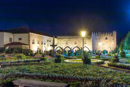 Foto de Hermoso Jardín de Santa Bárbara y Palacio Arzobispal de Braga en el centro de la ciudad de Braga por la noche, Portugal - Imagen libre de derechos