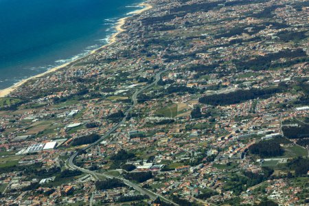 Téléchargez les photos : Aérienne du paysage près de Porto avec autoroute tand plage pittoresque, portugal - en image libre de droit