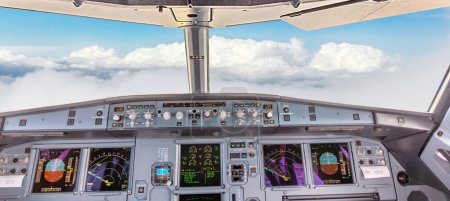 Téléchargez les photos : Vue sur le cockpit d'un avion de ligne à réaction commercial - en image libre de droit