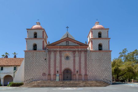 Téléchargez les photos : Vue de l'ancienne mission du missionnaire espagnol Junipero Serra.in Santa-Barbara, USA - en image libre de droit