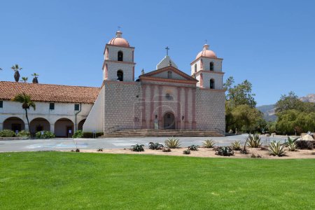 Foto de Vista a la antigua misión del misionero español Junipero Serra.in Santa-Barbara, Estados Unidos - Imagen libre de derechos