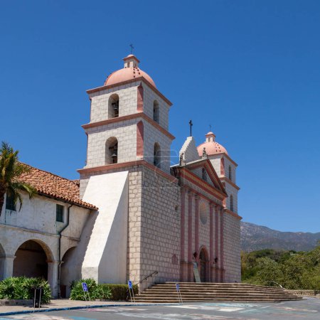 Téléchargez les photos : Vue de l'ancienne mission du missionnaire espagnol Junipero Serra.in Santa-Barbara, USA - en image libre de droit