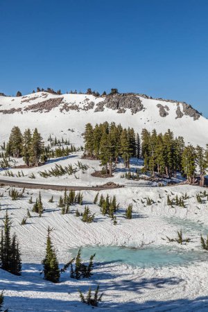 Téléchargez les photos : Neige sur le mont Lassen dans le parc national - en image libre de droit