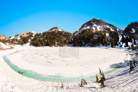 Foto de Lago del cráter con nieve en el monte Lassen en el parque nacional - Imagen libre de derechos