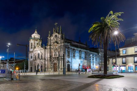 Téléchargez les photos : Porto, Portugal - 4 mai 2023 : Fontaine et la baroque Igreja do Carmo, Eglise de la Chanson, Porto. - en image libre de droit