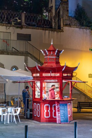 Téléchargez les photos : Porto, Portugal - 3 mai 2023 : kiosque ouvert dans le style chinois offre de la nourriture aux gens même dans la nuit à Porto. - en image libre de droit