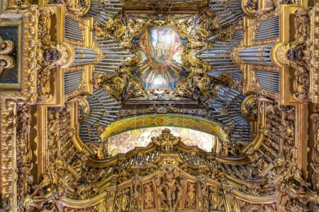 Foto de Braga, Portugal - 1 de mayo de 2023: Decoración dorada del alto coro y órganos en el interior de la catedral de Se de Braga - Braga, Portugal - Imagen libre de derechos