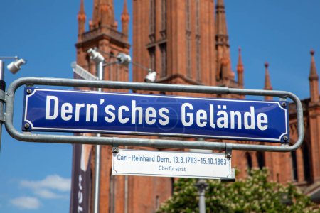 Téléchargez les photos : Nom de rue Dernsches Gelaende - engl : square of Dern - en détail dans la ville de Wiesbaden, Hesse, Allemagne - en image libre de droit