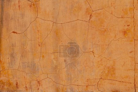 Téléchargez les photos : Détail de mur brun jaune en mauvais état d'un temple indish - en image libre de droit