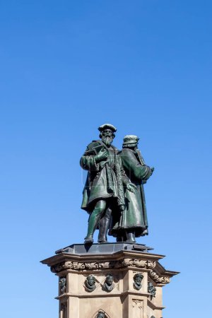 Foto de Monumento a Johannes Gutenberg (1858). Fráncfort del Meno, Alemania bajo cielo azul - Imagen libre de derechos