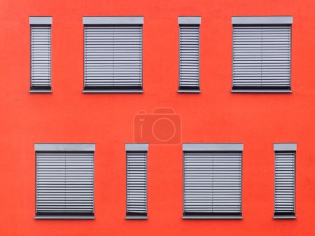 Foto de Patrón de ventanas con pared roja - Imagen libre de derechos