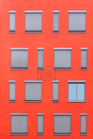 Téléchargez les photos : Modèle de fenêtres de différentes tailles avec volet au mur rouge - en image libre de droit
