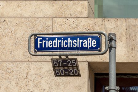 Téléchargez les photos : Nom de rue Friedrichstrasse - engl : Frederick street - en détail dans la ville de Wiesbaden, Hesse, Allemagne - en image libre de droit