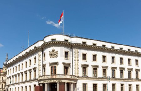 Téléchargez les photos : Vue sur la façade rénovée du parlement de Hesse à Wiesbaden, Allemagne avec drapeau flottant - en image libre de droit