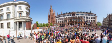 Foto de Wiesbaden, Alemania - 27 de mayo de 2023: la gente disfruta del desfile de la calle christopher en Wiesbaden con banderas de arco iris y trajes hermosos. - Imagen libre de derechos