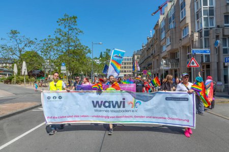 Foto de Wiesbaden, Alemania - 27 de mayo de 2023: la gente disfruta del desfile de la calle christopher en Wiesbaden con banderas de arco iris y trajes hermosos. - Imagen libre de derechos