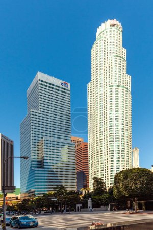 Téléchargez les photos : Los Angeles, États-Unis - 27 juin 2012 : perspective du gratte-ciel du centre-ville de Los Angeles avec un gratte-ciel urbain. - en image libre de droit
