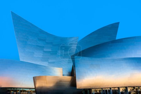 Téléchargez les photos : Los Angeles, États-Unis - 27 juin 2012 : The Walt Disney Concert Hall à LA. Le bâtiment a été conçu par Frank Gehry et ouvert en 2003. - en image libre de droit