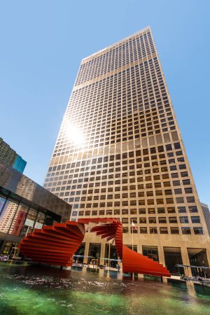 Téléchargez les photos : Los Angeles, États-Unis - 27 juin 2012 : Bank of America Building, 515 S Flower Street à Los Angeles, Californie sur la place Arco avec fontaine, la sculpture Herbert Bayer. - en image libre de droit
