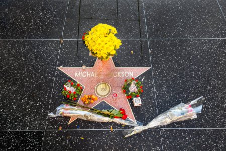 Téléchargez les photos : Los Angeles, États-Unis - Le 26 juin 2012 : des fleurs jaunes, des roses rouges et d'autres fleurs à l "étoile pour Michael Jackson au défilé de la renommée. - en image libre de droit