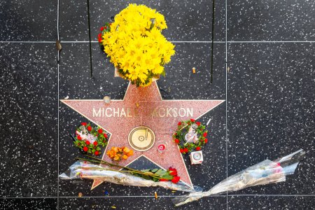 Téléchargez les photos : Los Angeles, États-Unis - Le 26 juin 2012 : des fleurs jaunes, des roses rouges et d'autres fleurs à l "étoile pour Michael Jackson au défilé de la renommée. - en image libre de droit