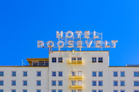 Foto de Los Ángeles, Estados Unidos - 26 de junio de 2012: fachada del famoso Roosevelt Hotel en Hollywood, Estados Unidos. Se inauguró el 15 de mayo de 1927. Ahora es administrado por Thompson Hotels. - Imagen libre de derechos