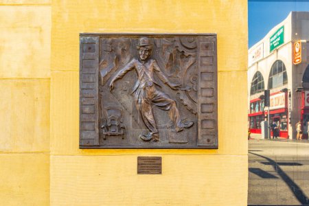 Foto de Los Ángeles, EE.UU. - 26 de junio de 2012: placa de metal para honrar a Charlie Chaplin en el Hollywood Boulevard en una pared en Hollywood, EE.UU.. - Imagen libre de derechos