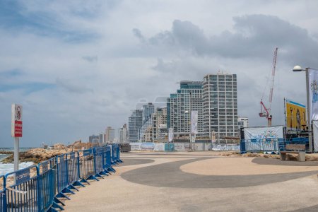 Foto de Tel Aviv, Israel - 18 de mayo de 2023: Tel Aviv, Israel. Vista desde el paseo marítimo y la playa hasta el famoso Dan Panorama Hotel y los modernos rascacielos. - Imagen libre de derechos