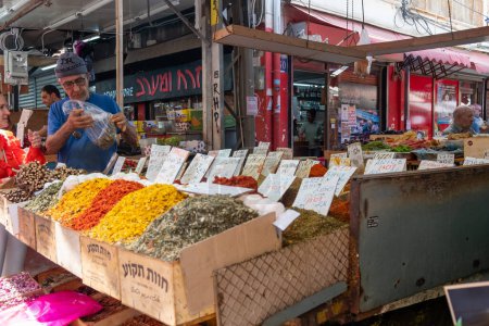 Téléchargez les photos : Tel Aviv, Israël - 18 mai 2023 : Les Israéliens font leurs courses au marché du Carmel (Shuk HaCarmel) à Tel Aviv, en Israël.C'est un marché très populaire à Tel Aviv qui vend principalement de la nourriture et des accessoires pour la maison. - en image libre de droit