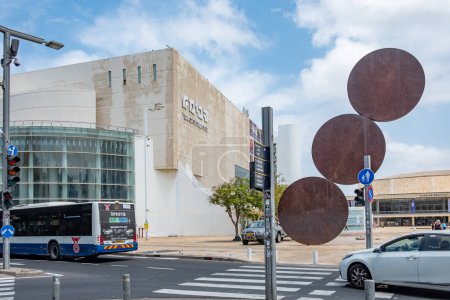 Téléchargez les photos : Tel Aviv, Israël - 18 mai 2023 : Le Palais de la Culture ou Auditorium Charles Bronfman est la plus grande salle de concert de Tel Aviv, en Israël, et abrite l'Orchestre Philharmonique d'Israël. - en image libre de droit