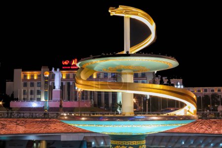 Téléchargez les photos : Chengdu, Chine - 13 avril 2017 : Fontaine Dragon sur la place Tianfu au centre de la ville. - en image libre de droit