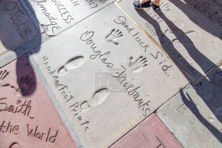 Téléchargez les photos : Los Angeles, États-Unis - 24 juin 2012 : empreintes de mains de Douglas Fairbanks à Hollywood dans le béton avoine les avant-postes. - en image libre de droit