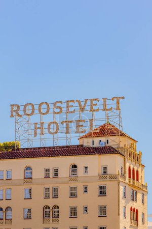 Téléchargez les photos : Los Angeles, États-Unis - 24 juin 2012 : façade du vieil hôtel historique Roosevelt à Hollywood, États-Unis - en image libre de droit