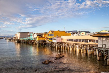 Foto de Monterey, EE.UU. - 22 de junio de 2012: hermoso muelle histórico de madera en el puerto de Monterey, EE.UU.. - Imagen libre de derechos