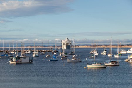 Téléchargez les photos : Monterey, États-Unis - 22 juin 2012 : yachts et voiliers dans le port de Monterey, États-Unis. - en image libre de droit