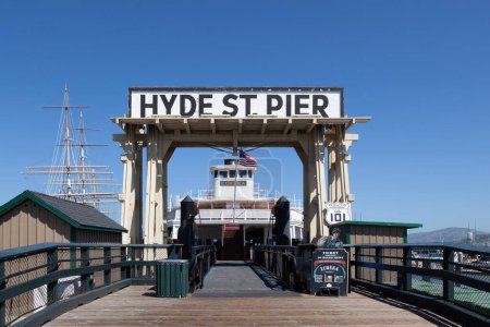 Foto de San Francisco, EE.UU. - 20 de junio de 2012: vista panorámica del muelle Hyde Street Pier en el muelle de pescadores en San Francisco, EE.UU.. - Imagen libre de derechos