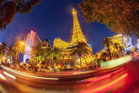 Foto de Las Vegas, Estados Unidos - 15 de junio de 2012: París Las Vegas hotel y casino en Las Vegas, Nevada, Estados Unidos. Incluye media escala, una réplica de 165 m de altura de la Torre Eiffel. - Imagen libre de derechos