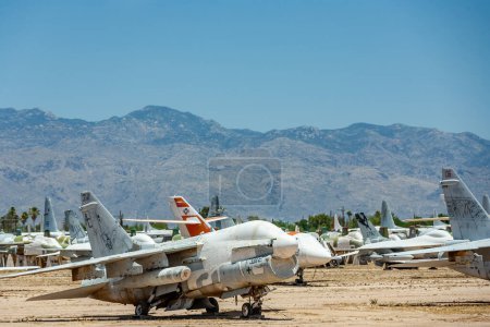 Téléchargez les photos : Tucson, États-Unis - 13 juin 2012 : Bassin d'ossements de la base aérienne Davis-Monthan AMARG à Tucson, Arizona. C'est l'endroit où près de 5000 avions sont morts.. - en image libre de droit