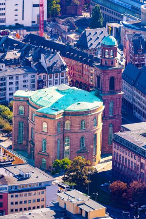 Téléchargez les photos : Francfort, Allemagne - 1er octobre 2011 : vue aérienne panoramique sur Paulskirche - engl : église Saint-Paul - à Francfort, Allemagne - en image libre de droit
