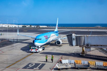 Téléchargez les photos : Lanzarote, Espagne - 5 février 2023 : avion à l'aire de trafic de l'aéroport Cesar manrique à Arrecife, Lanzarote, Espagne avec nouveau terminal. - en image libre de droit