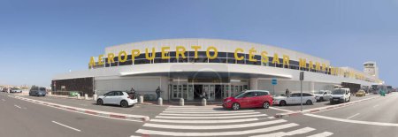 Foto de Lanzarote, España - 5 de febrero de 2023: aeropuerto Cesar manrique en Arrecife, Lanzarote, España con nuevo edificio terminal. - Imagen libre de derechos