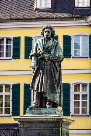 Foto de Bonn, Alemania - 21 de septiembre de 2012: El monumento de Beethoven en la Munsterplatz en Bonn, Alemania - Imagen libre de derechos