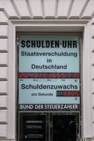 Foto de Wiesbaden, Alemania - 15 de julio de 2012: muestra que muestra los créditos abiertos, los departamentos del gobierno de Alemania y el aumento en el segundo. - Imagen libre de derechos