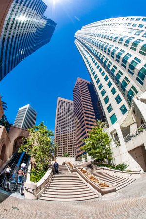 Téléchargez les photos : Los Angeles, États-Unis - 27 juin 2012 : perspective du gratte-ciel du centre-ville de Los Angeles - en image libre de droit