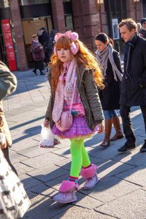 Téléchargez les photos : Vienne, Autriche - 27 novembre 2010 : une jeune femme japonaise vêtue d'un costume coloré Manga visite la place St. Stephen à Vienne en hiver. - en image libre de droit