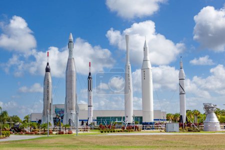 Téléchargez les photos : Orlando, États-Unis - 25 juillet 2010 : Le Rocket Garden du Kennedy Space Center présente 8 fusées authentiques issues d'explorations spatiales passées. - en image libre de droit