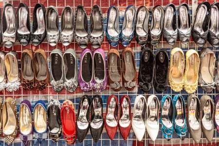 Téléchargez les photos : Hongkong, Chine - 7 janvier 2010 : chaussures pour dames à vendre au marché de nuit à Hongkong. - en image libre de droit
