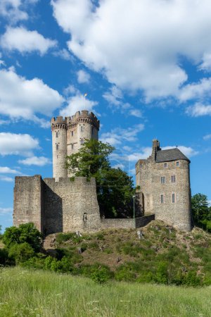 Foto de El Kasselburg es un castillo en ruinas en Pelm, cerca de Gerolstein, en el condado de Eifel, Alemania. - Imagen libre de derechos